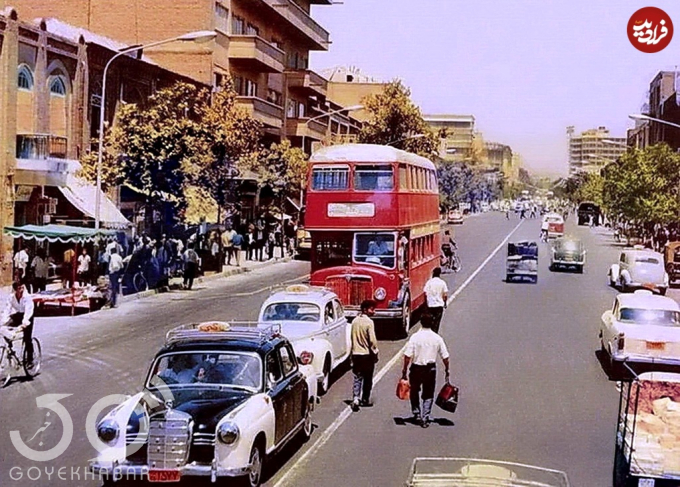  در ادامه تصویری از خیابان فردوسی نزدیک به میدان توپخانه را در سال ۳۸ می‌بینید. 